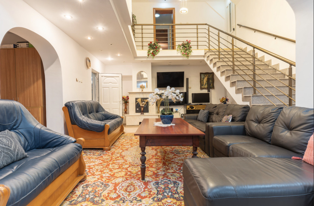 Pensiune Turistică cu Sala de Mese + Casă de Locuit în Cristesti 