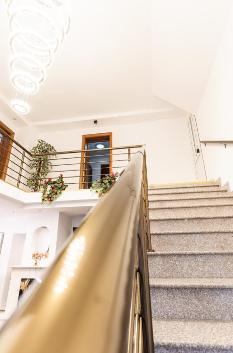 Pensiune Turistică cu Sala de Mese + Casă de Locuit în Cristesti 