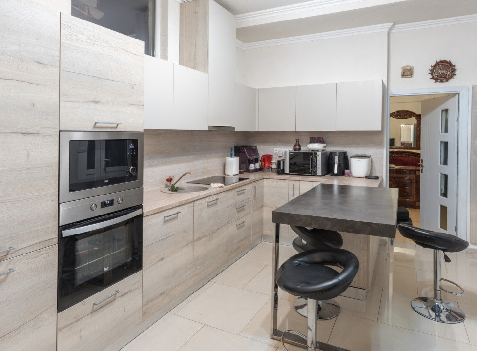 Pensiune Turistică cu Sala de Mese + Casă de Locuit în Cristesti 