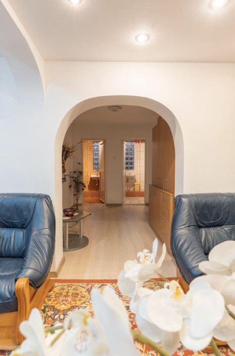 Pensiune Turistică cu Sala de Mese + Casă de Locuit în Cristesti 