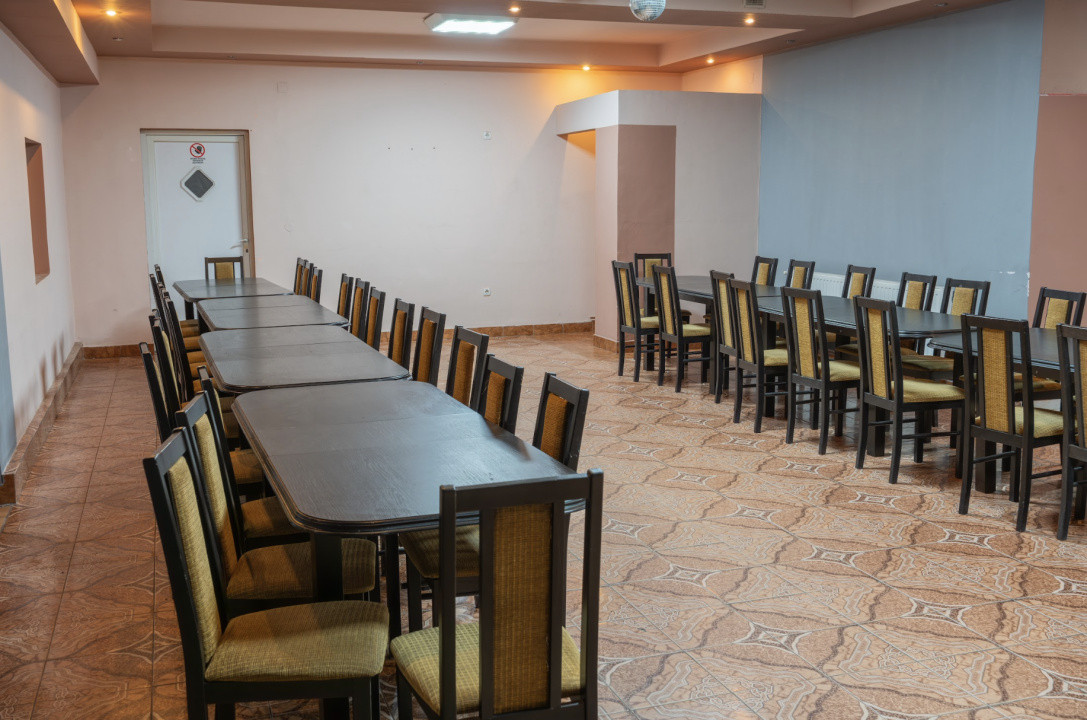 Pensiune Turistică cu Sala de Mese + Casă de Locuit în Cristesti 