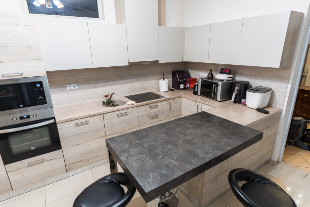 Pensiune Turistică cu Sala de Mese + Casă de Locuit în Cristesti 