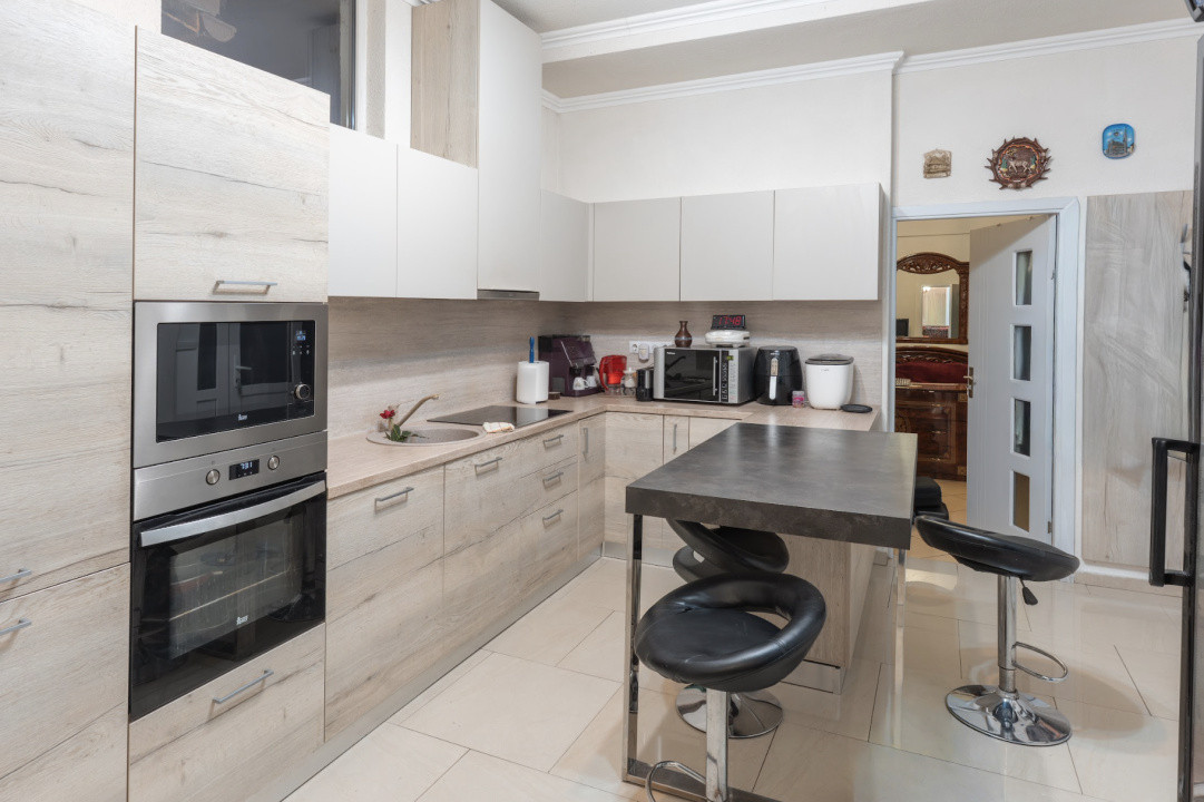 Pensiune Turistică cu Sala de Mese + Casă de Locuit în Cristesti 