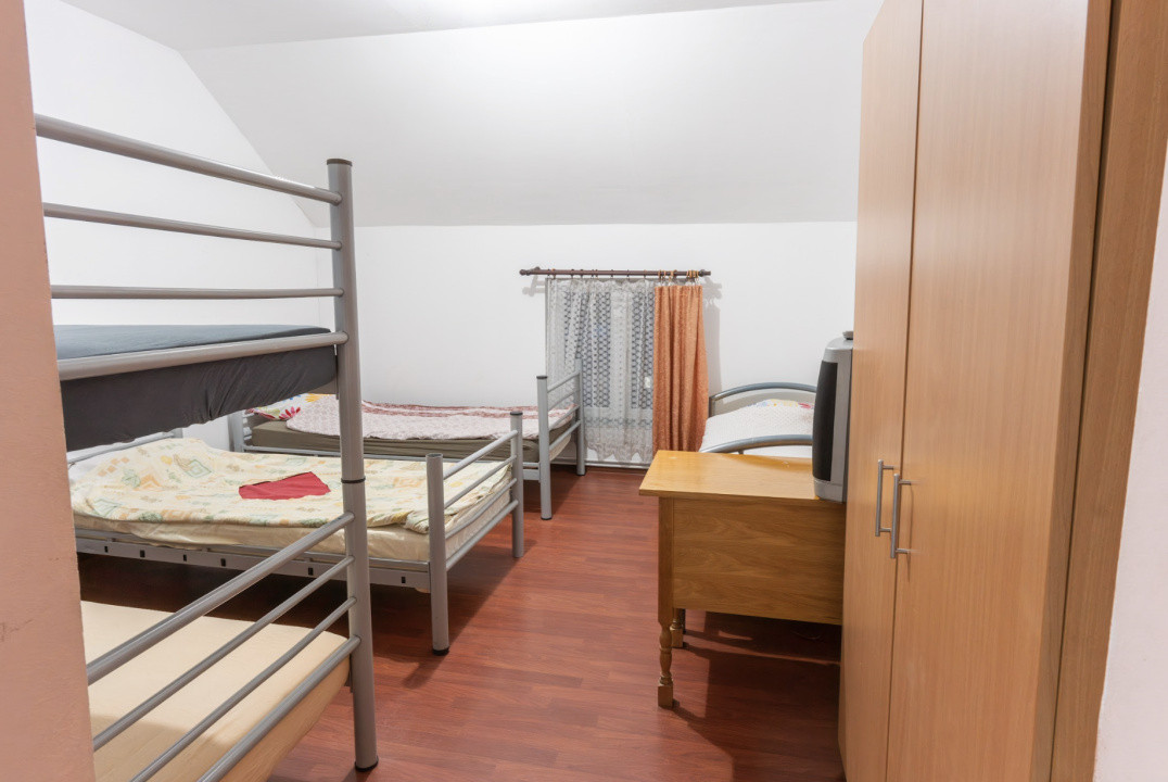 Pensiune Turistică cu Sala de Mese + Casă de Locuit în Cristesti 