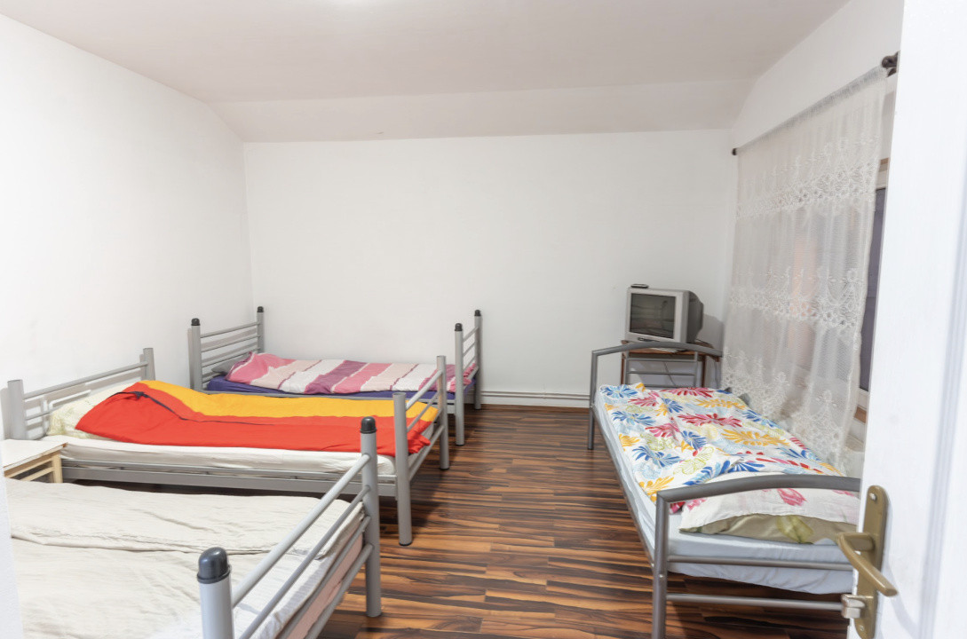 Pensiune Turistică cu Sala de Mese + Casă de Locuit în Cristesti 