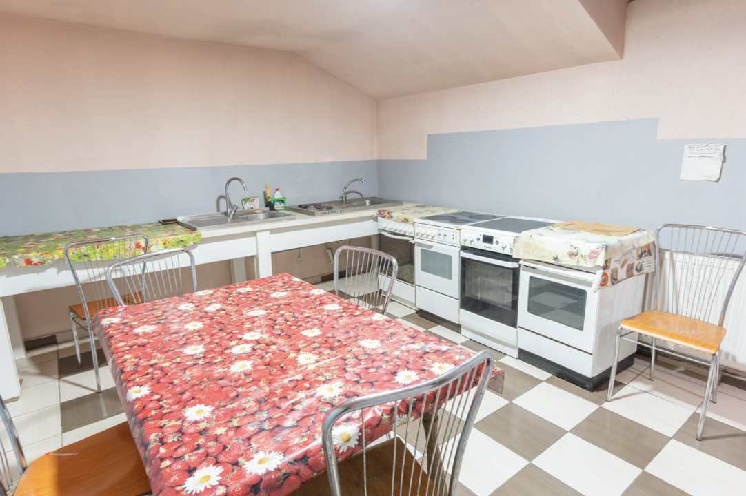 Pensiune Turistică cu Sala de Mese + Casă de Locuit în Cristesti 