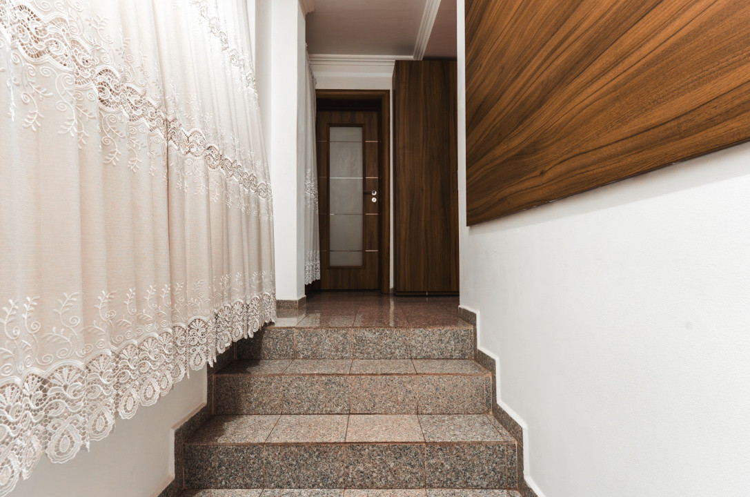 Pensiune Turistică cu Sala de Mese + Casă de Locuit în Cristesti 