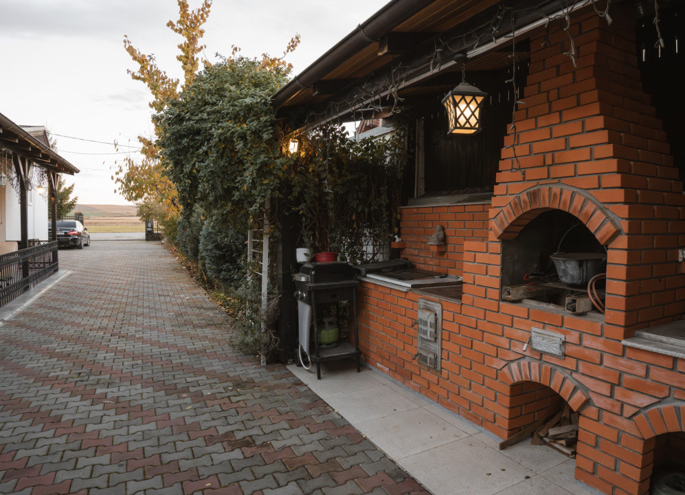 Pensiune Turistică cu Sala de Mese + Casă de Locuit în Cristesti 