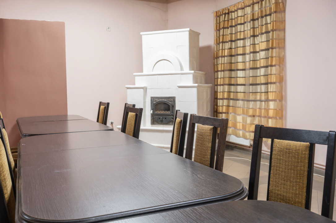 Pensiune Turistică cu Sala de Mese + Casă de Locuit în Cristesti 