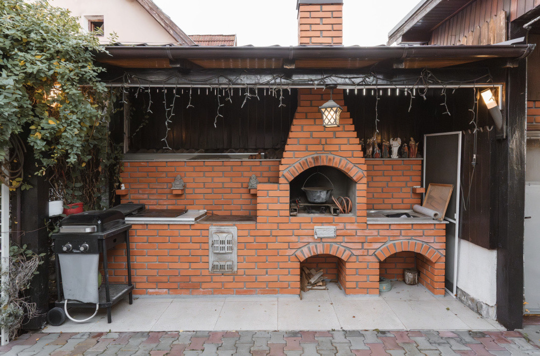 Pensiune Turistică cu Sala de Mese + Casă de Locuit în Cristesti 